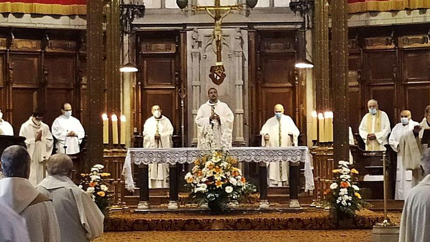 El bisbe de Solsona, Xavier Novell (al centre), celebra l&#039;eucaristia en honor dels difunts per la covid-19 a la catedral de Solsona