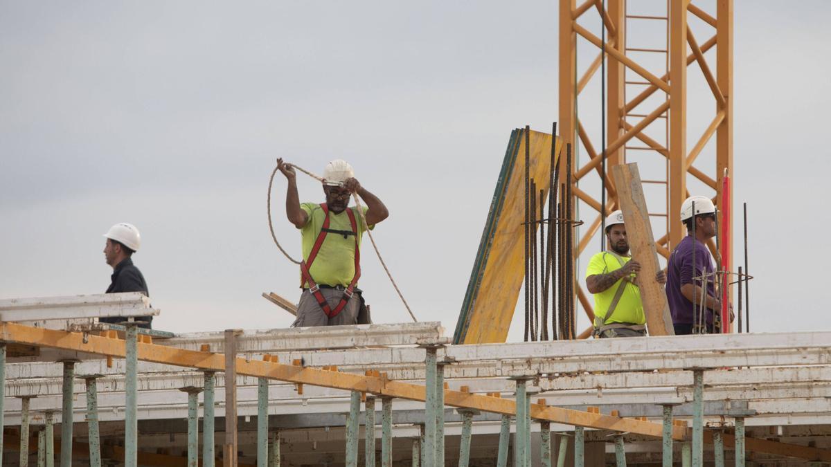 Un grupo de obreros trabaja en la construcción de un hotel en Sagunt.