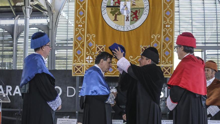 Investidos cinco doctores honoris causa en la Universidad de Extremadura