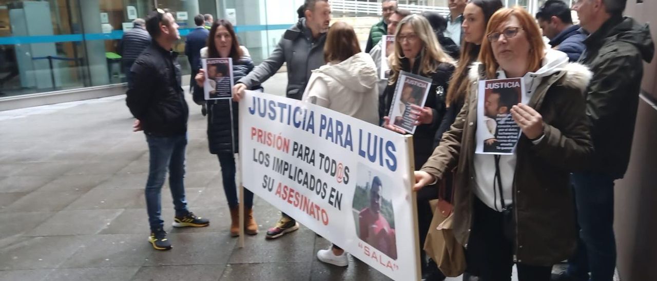 Familiares y amigos de Luis Salazar, ayer, en la Audiencia.