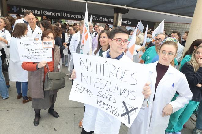 Protesta de médicos ante el Hospital General de Alicante