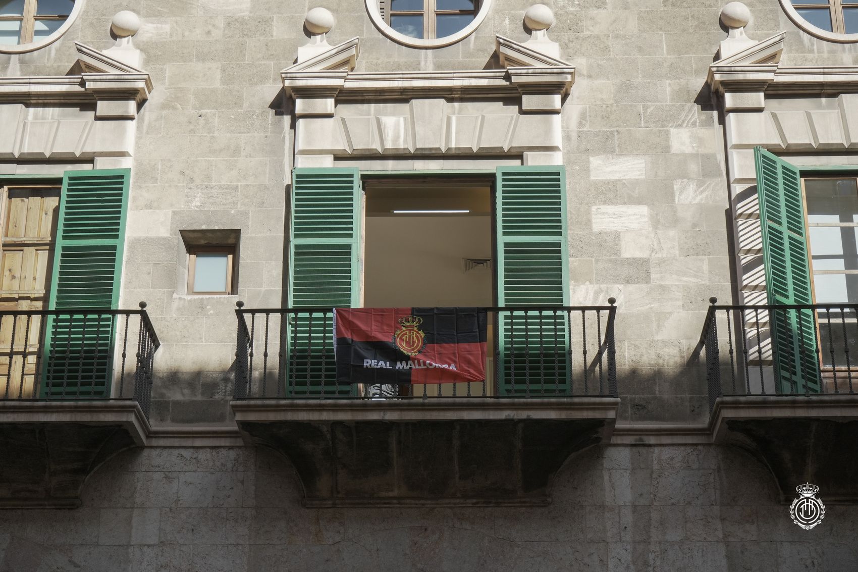 Palma, de rojo y negro con la iniciativa del RCD Mallorca: #MallorcaDeBandera
