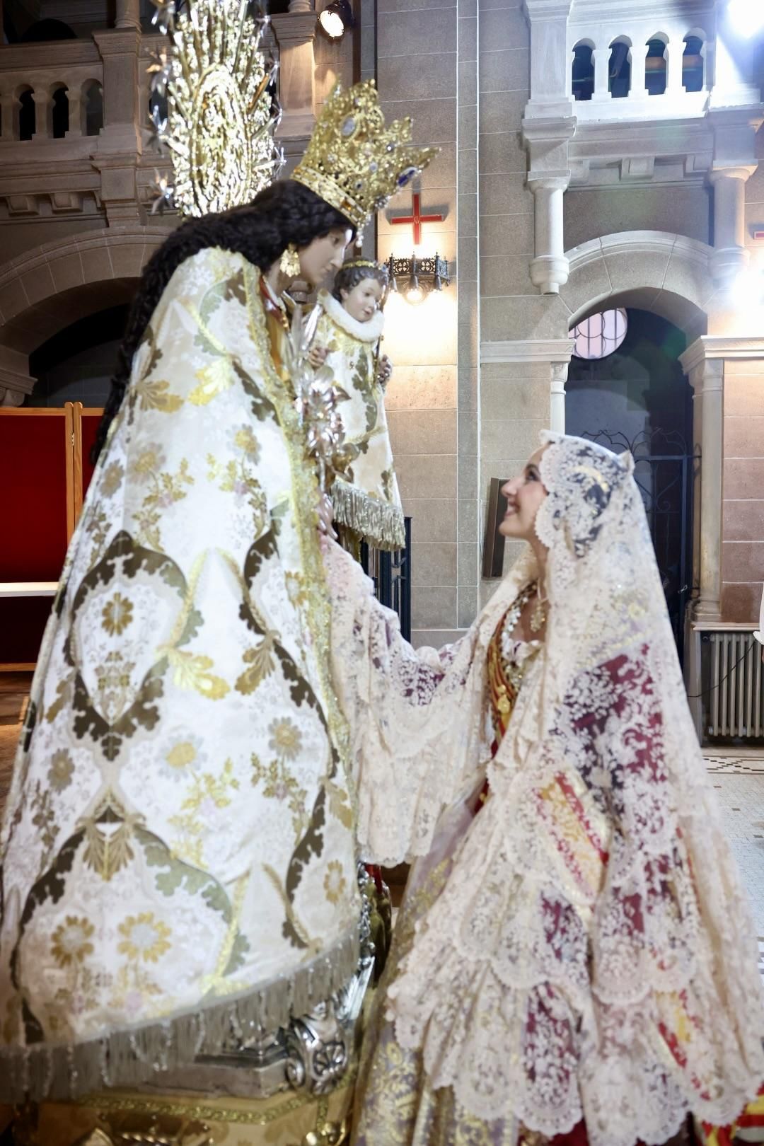 El Besamanos de falleras mayores y cortes 2024, en imágenes
