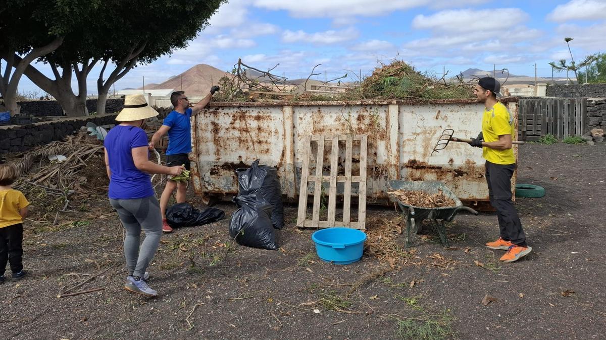 La comunidad educativa del CEIP César Manrique Cabrera adecenta el enorme jardín del colegio