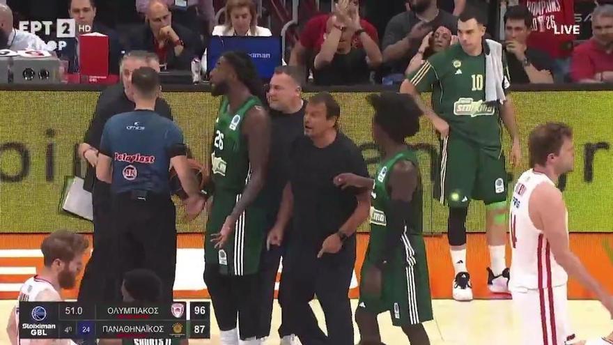 Ataman pierde los papeles en Grecia y confirma su caída en picado tras el KO contra Valencia Basket