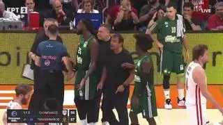 Ataman pierde los papeles en Grecia y confirma su caída en picado tras el KO contra Valencia Basket