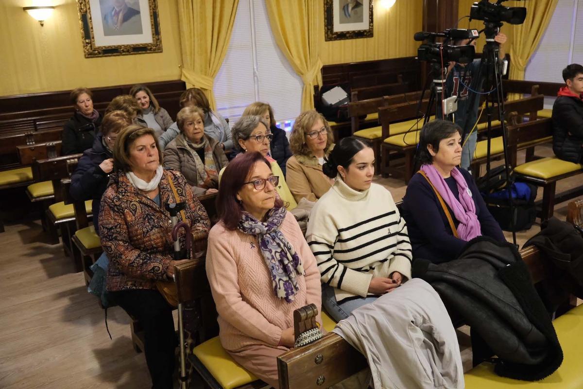 Representantes de las asociaciones de mujeres en el pleno de Cabra.
