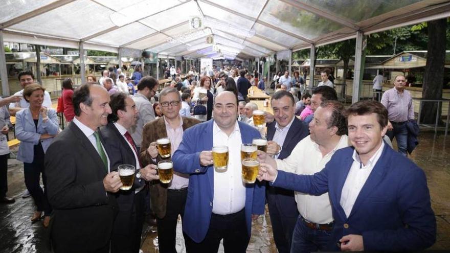 Agustín Iglesias Caunedo, en el centro, ayer, en la inauguración de la Fiesta de Primavera del Bombé.