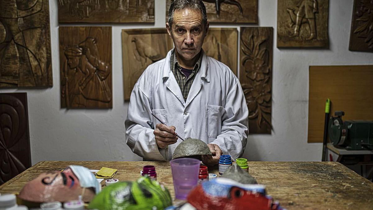 Carlos Andrés Santos, en el taller donde elabora las máscaras. | Emilio Fraile