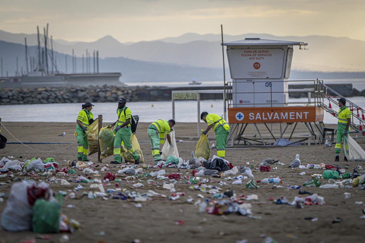 La limpieza de las playas tras la revetlla de Sant Joan