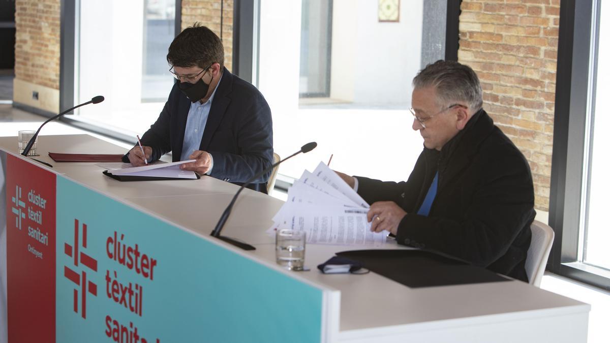 Pepe Serna y Jorge Rodríguez firman la renovación del convenio del Clúster Textil de Ontinyent, esta mañana