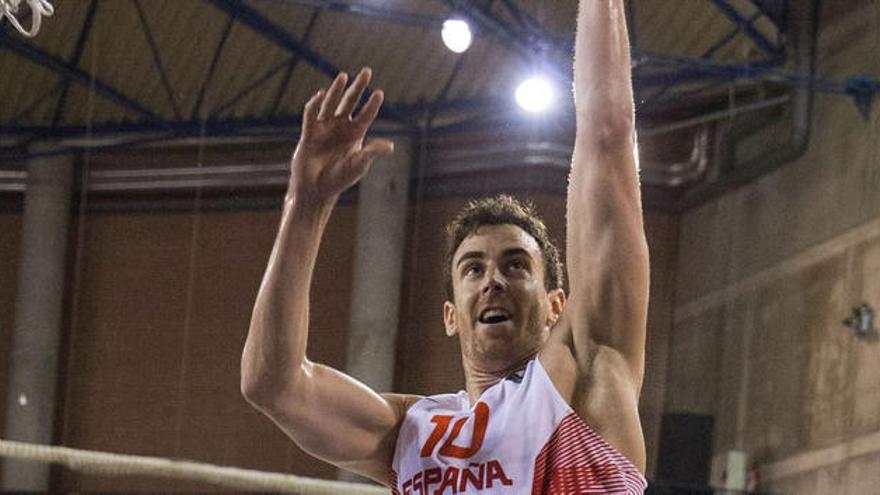 Víctor Claver, en una acción del partido de ayer ante Macedonia.