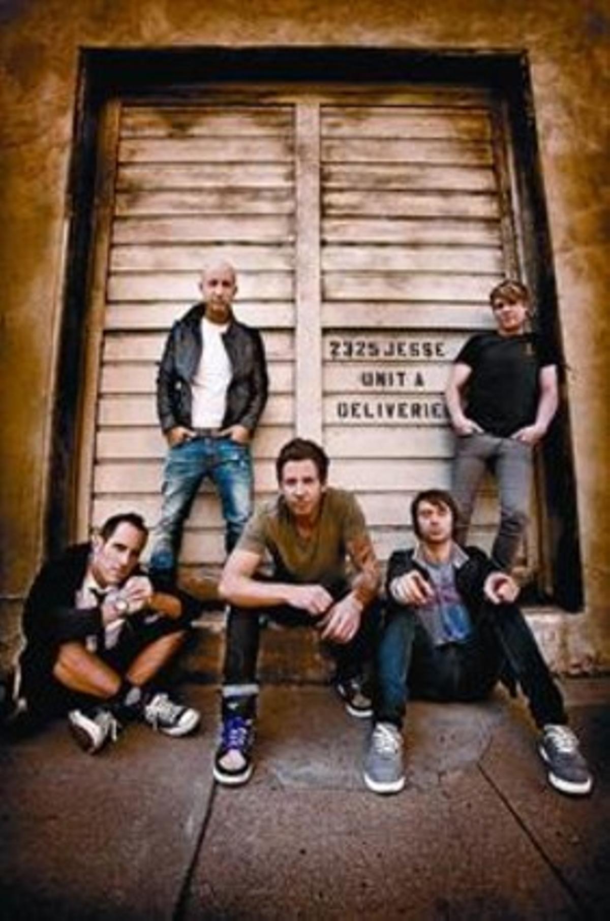 Simple Plan, amb Sébastien Lefebvre, segon per la dreta. Simple Plan, amb Sébastien Lefebvre, segon per la dreta.