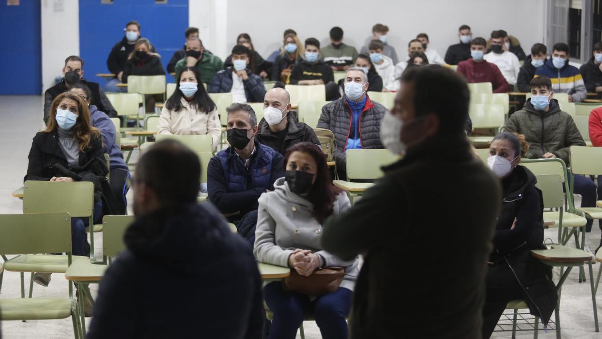 Reunión en el IES Galileo Galilei para abordar la falta de clase en los ciclos de Emergencias.