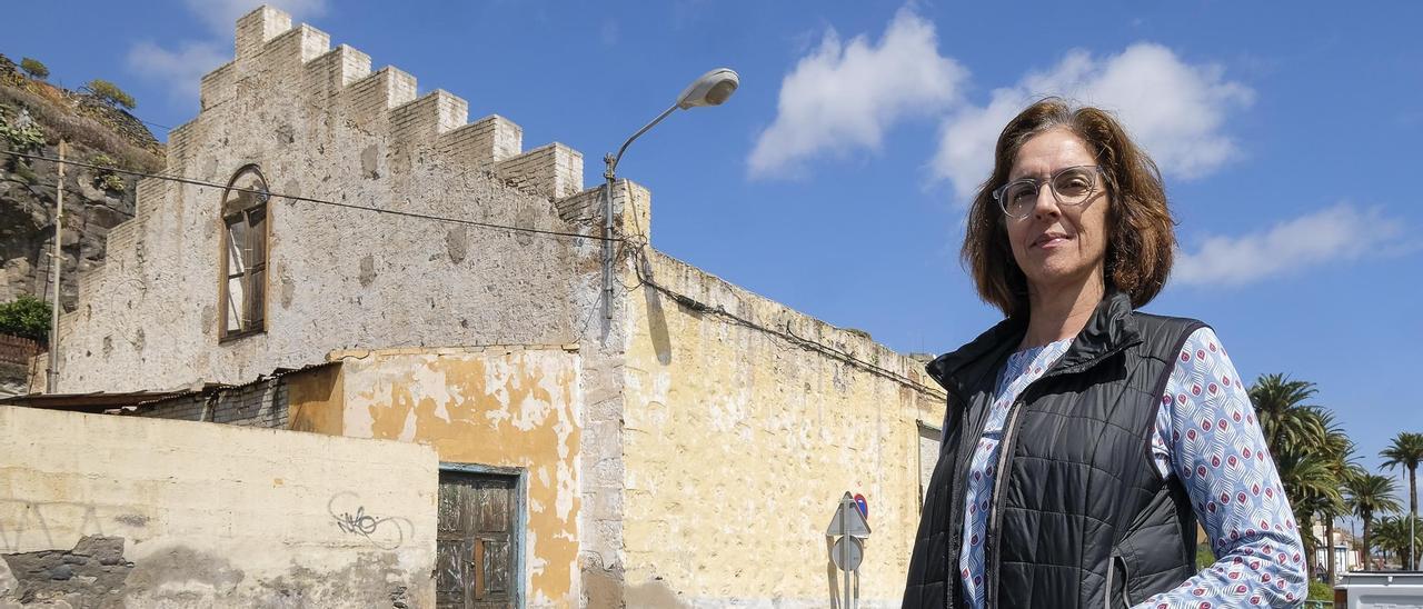 La doctora en Historia del Arte Amara Florido junto a la nave del puente de los Siete Ojos.