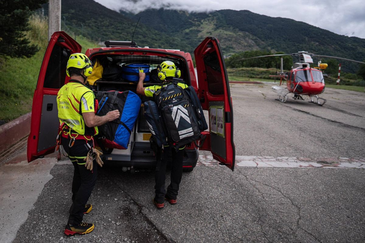 Carlos Fernández Anglada Pompier-GRM y Manel Pujol Pompier-GRM descargan el vehículo de primera intervención durante un simulacro del equipo de emergencias de salvamento de montaña de la Vall d'Aran.