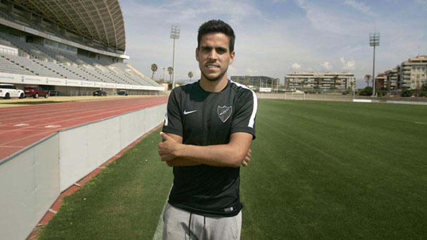 Recio posa en el Estadio de Atletismo.