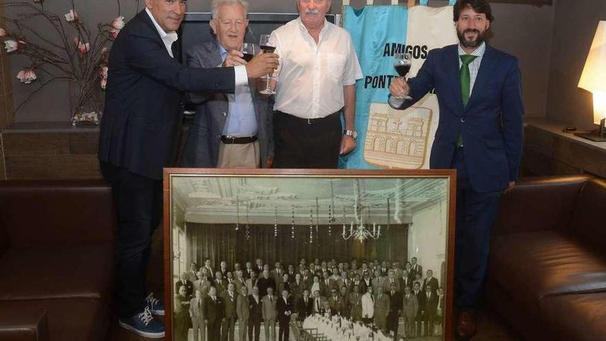 Brindis en honor a Fernández Sieira en la presentación de los premiados por Amigos de Pontevedra. // R.V.