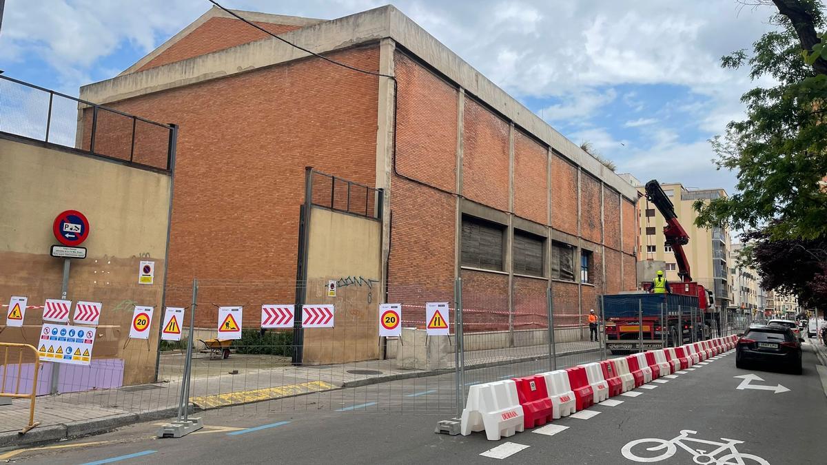 Máquinas, este jueves, en los alrededores del Jesús y María.