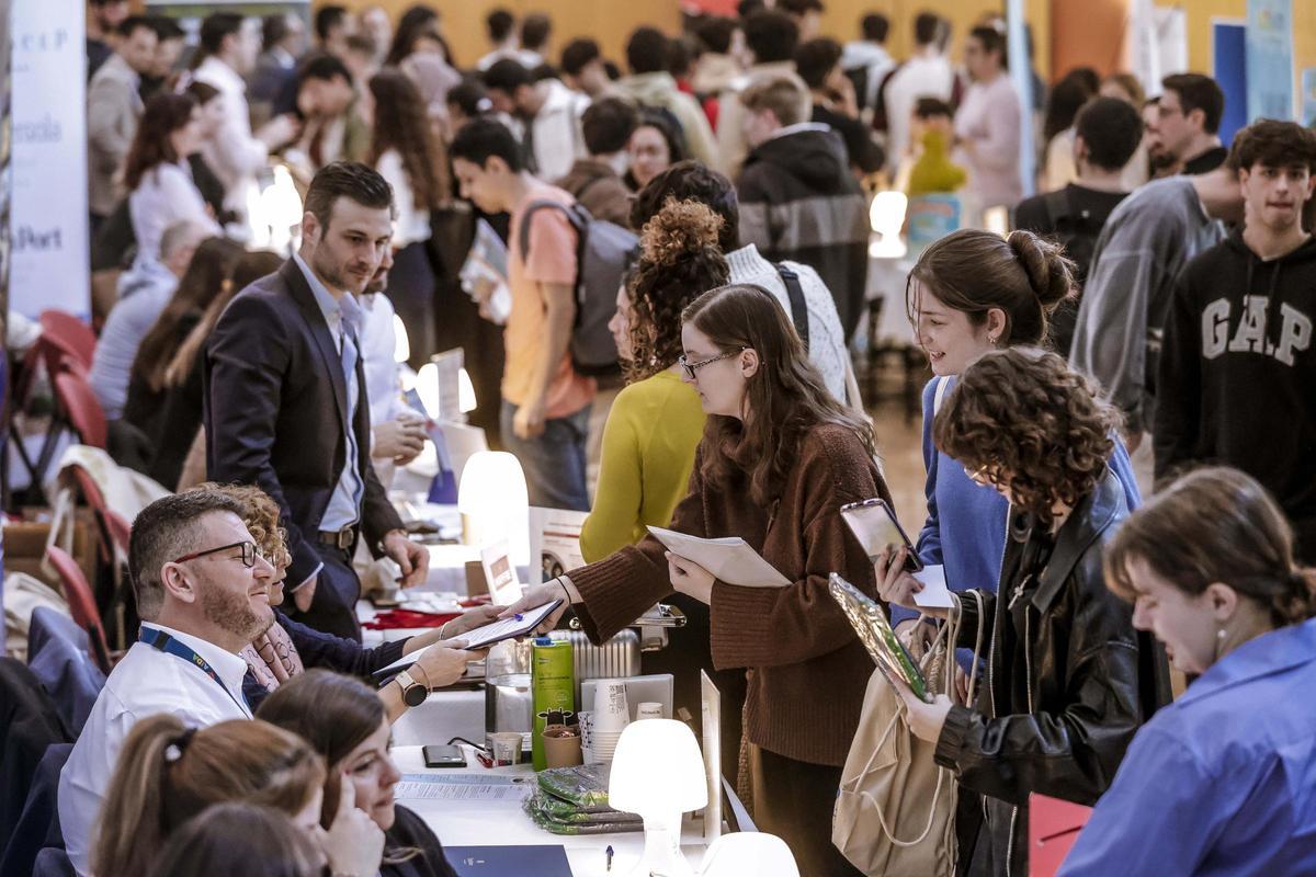 Una jornada del Job Day de la UIB, llena de estudiantes interesados en una oportunidad laboral.