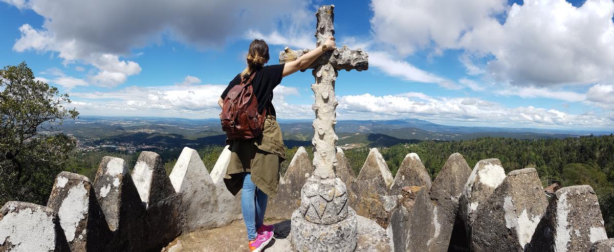 Cruz en uno de los miradores de la Mata do Bussaco de Portugal.