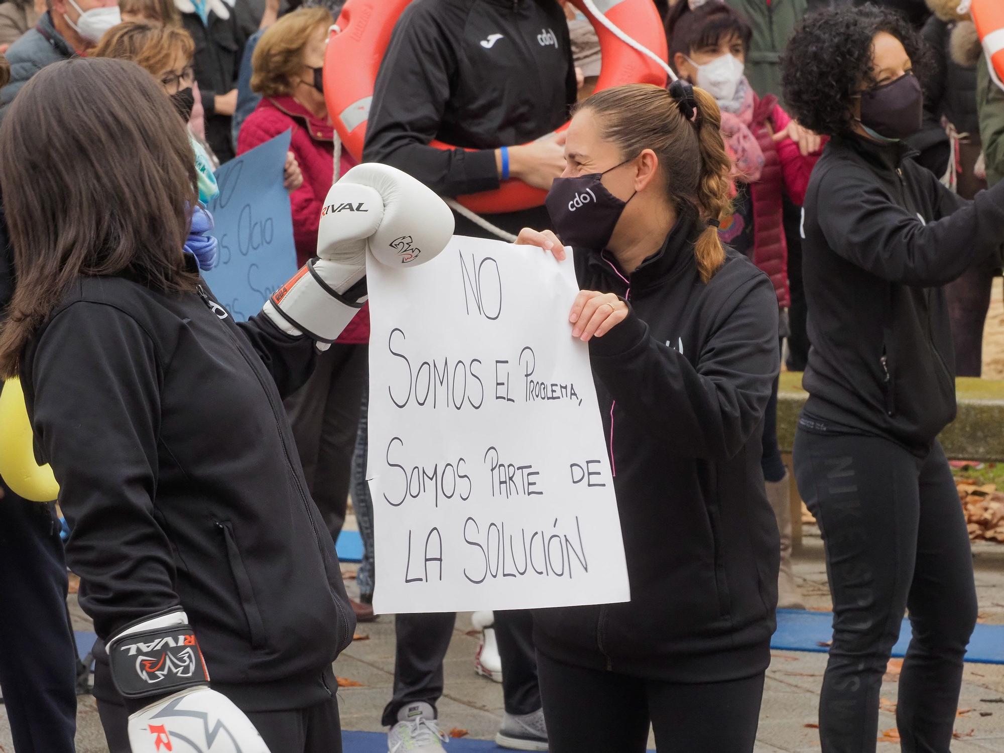 Concentración de los trabajadores de los centros deportivos contra el cierre decretado por la Junta