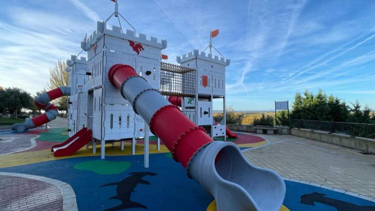 Castillo del parque infantil de la Mota.