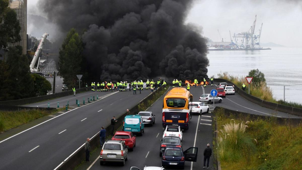 Conductores retenidos ante una de las barreras de fuego levantadas por trabajadores de Ence ante la planta.// GUSTAVO SANTOS 