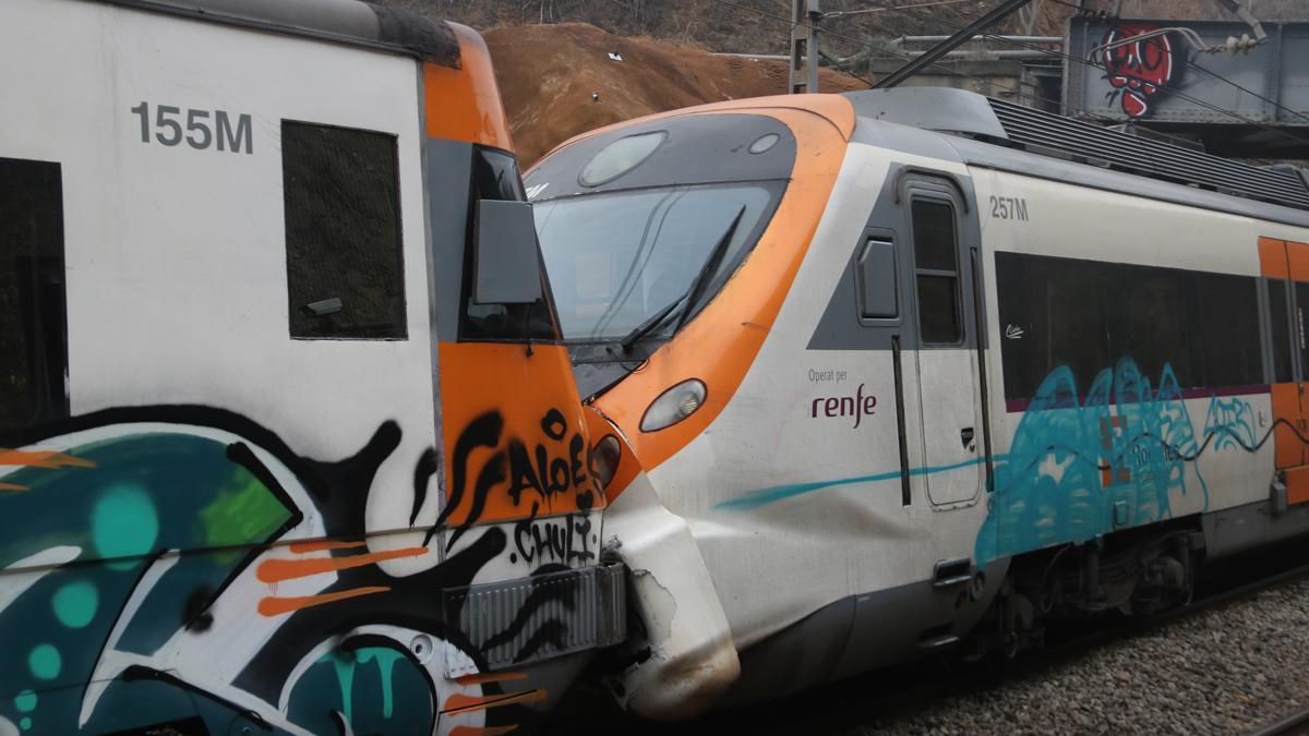 Los dos trenes que han chocado en la estación de Montcada i Reixac-Manresa.