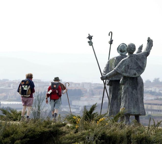 Caminantes en el Monte do Gozo