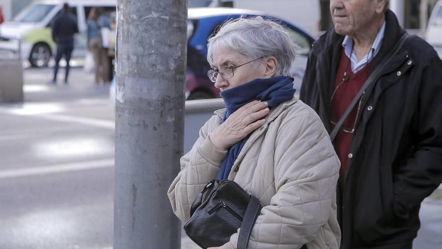 Una señora abrigada paseando por Palma, en una imagen del invierno pasado.