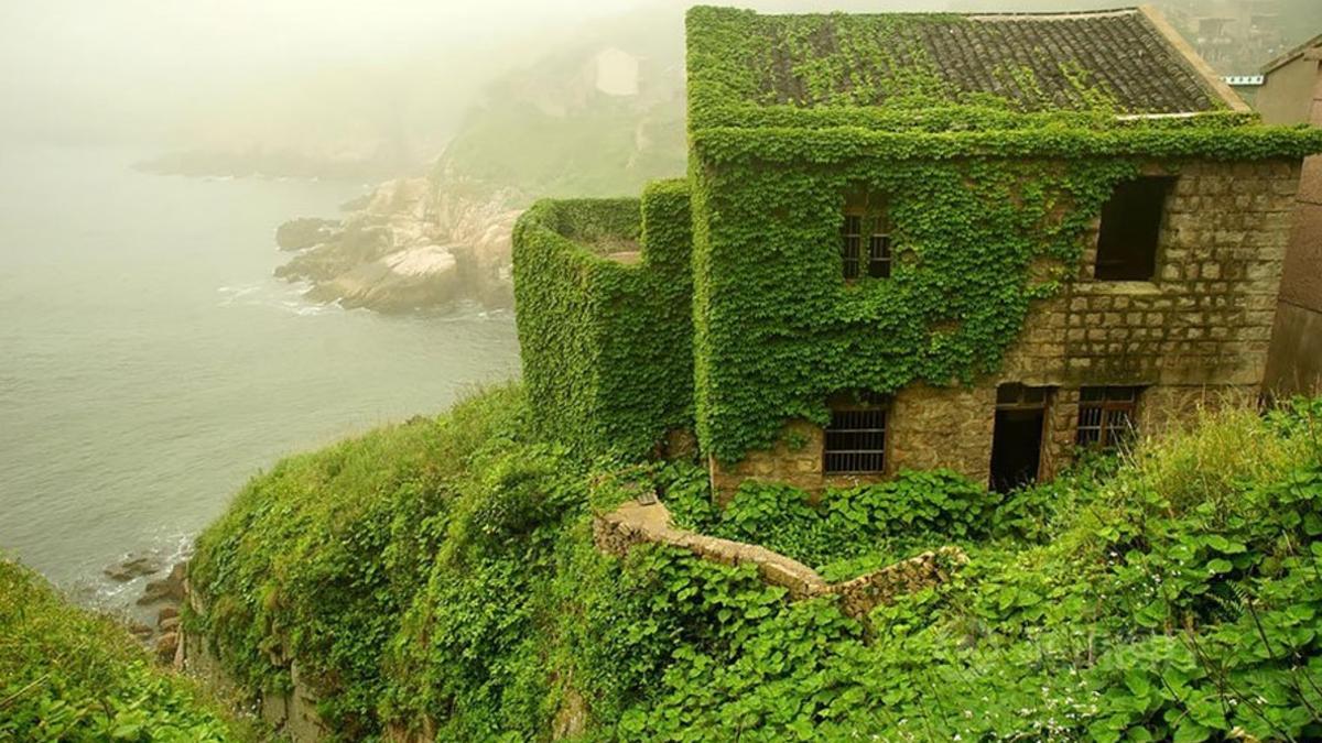 Pueblo tomado por la vegetación en China