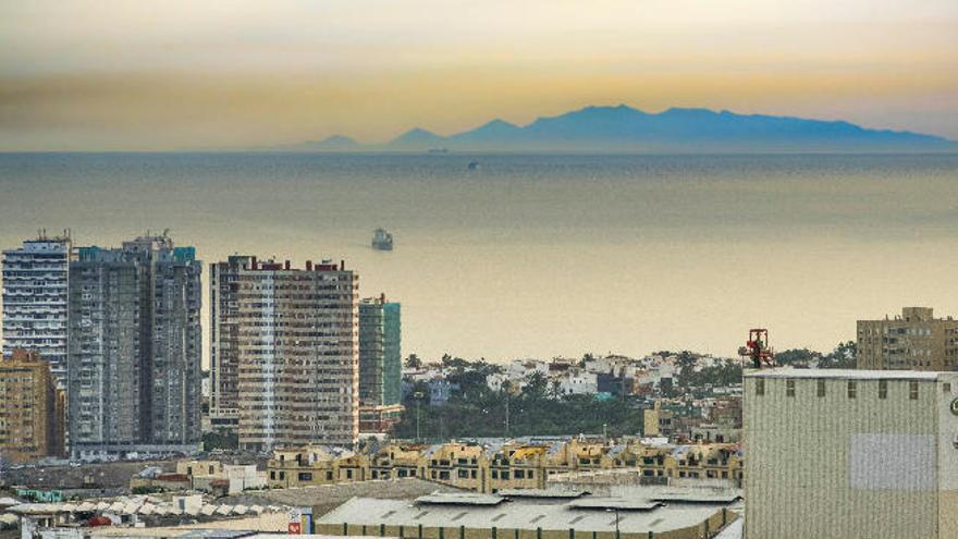 Fuerteventura vista ayer a primeras horas del día desde la capital grancanaria.