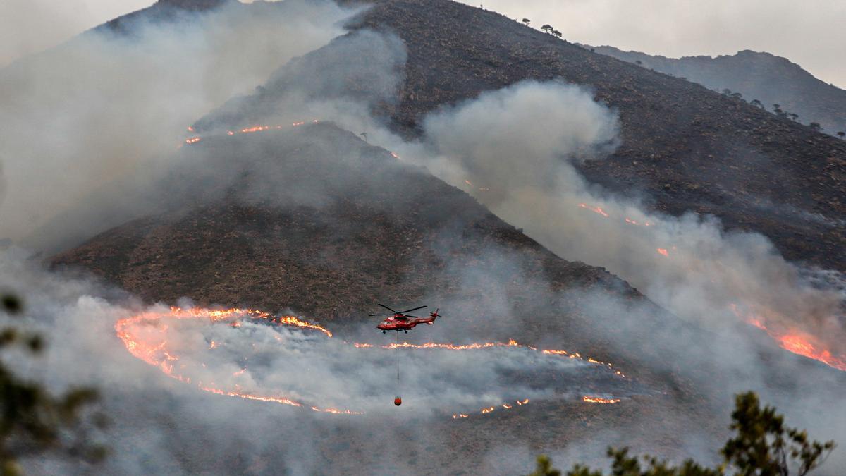 Helicóptero contra incendio intentando apagar el fuego de la Sierra Bermeja