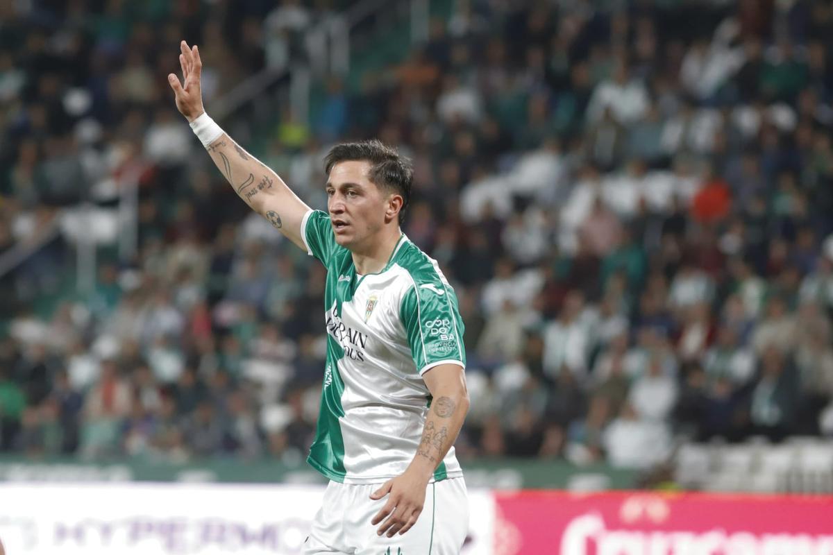 Christian Carracedo, durante un lance del Córdoba CF-Zaragoza en El Arcángel, su encuentro número 150 como blanquiverde.