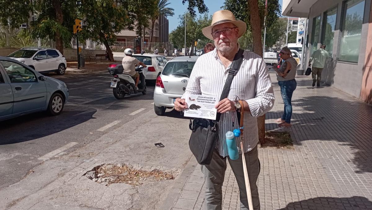 Una madriguera de ratas en el asfaltado en la calle Ildefonso Marzo, a pocos metros de calle Frigiliana; y un cartel informando del teléfono municipal al que denunciar la presencia de roedores.