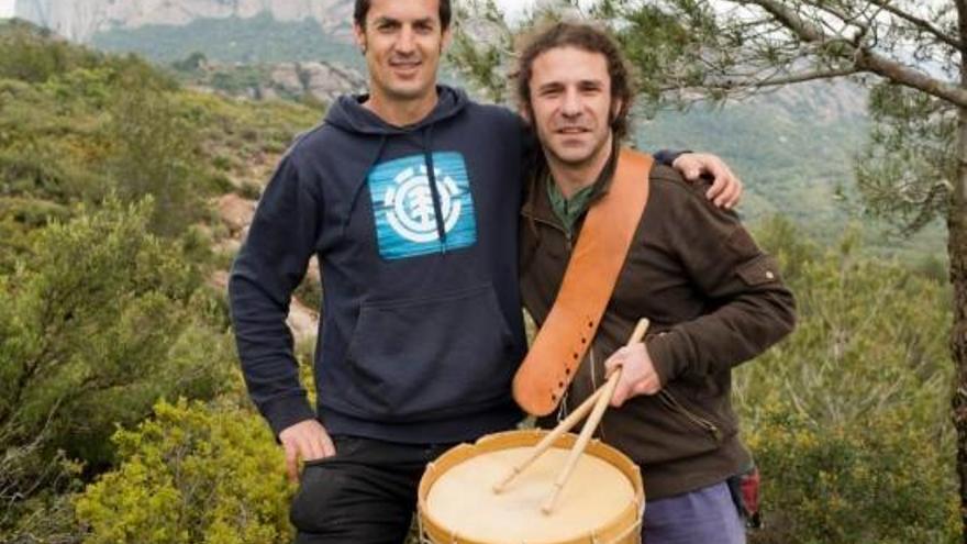 Marc Sellarès i Vicent Matamoros, amb un timbal, al collet de les Torres