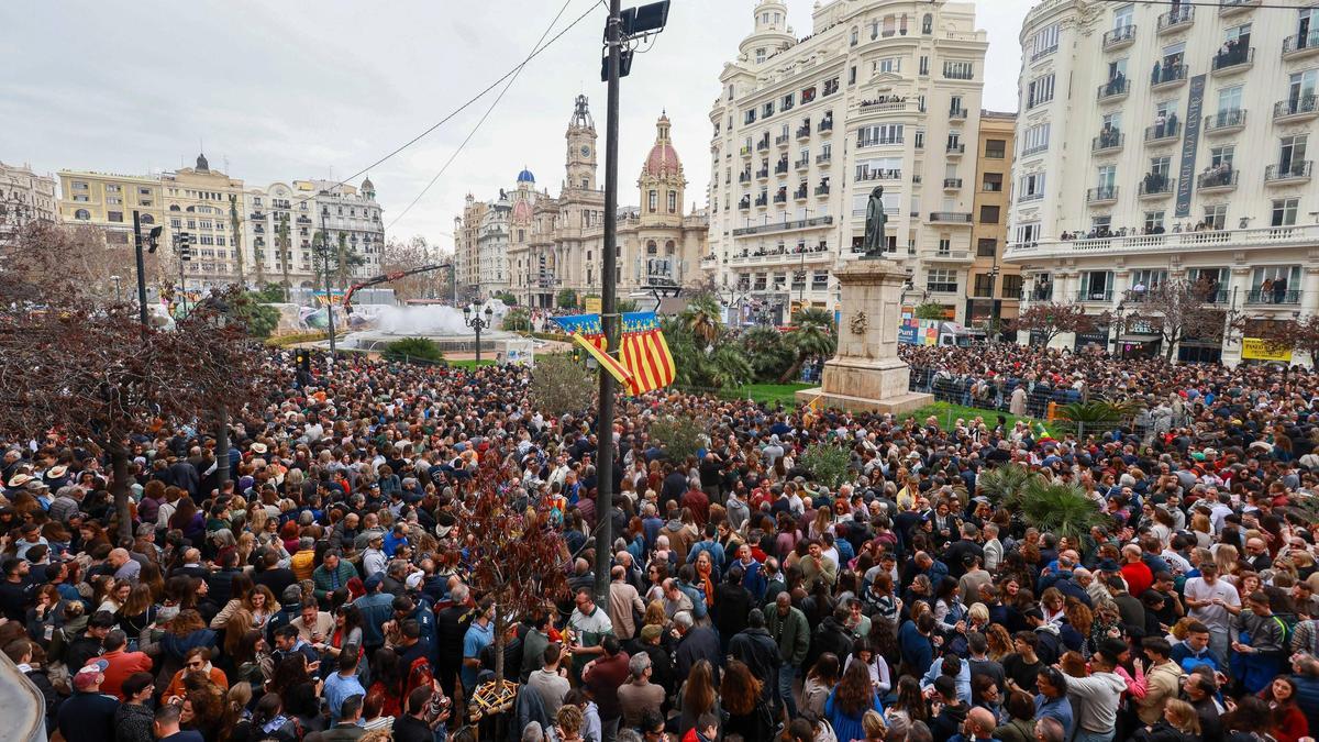 Concentración de público en una de las mascletaes de estas fallas