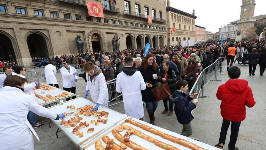 EL PERIÓDICO DE ARAGÓN reparte miles de raciones del Roscón de San Valero