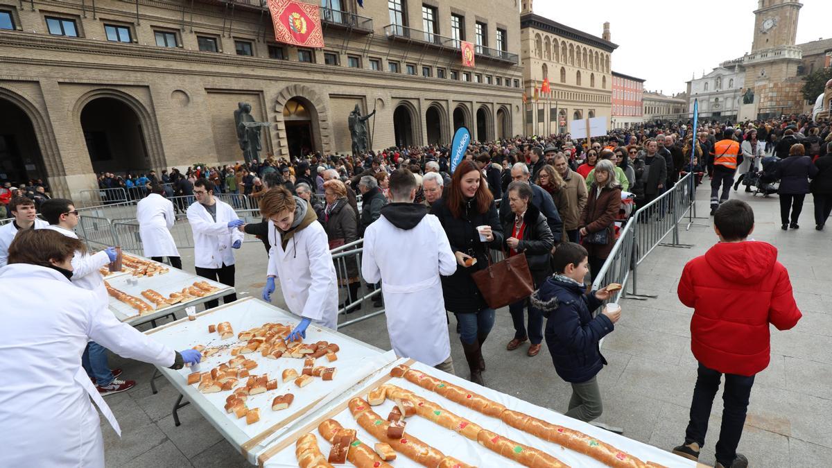 La plaza del Pilar vuelve a ser el escenario de la degustación gratuita del Roscón de San Valero organizada por EL PERIÓDICO DE ARAGÓN.