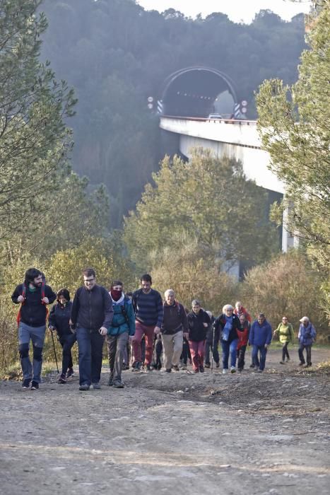 Pujada al castell de Sant Miquel per protestar contra les maniobres convocades per l exercit.