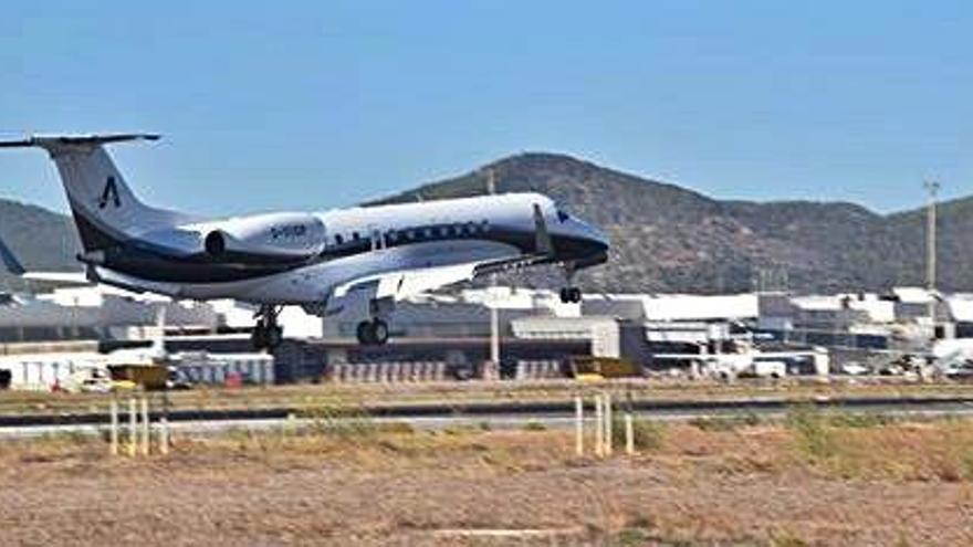 Un avión privado despega del aeropuerto de Ibiza.