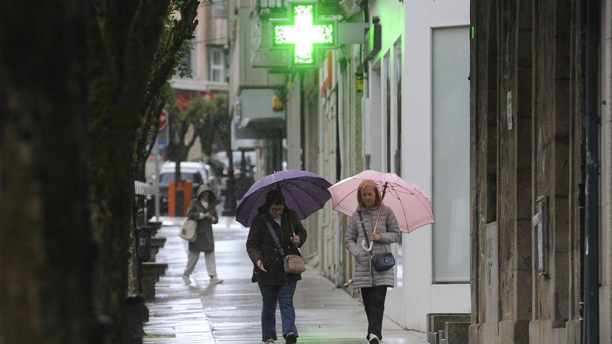 Personas con paraguas en una calle de Lalín, este jueves.