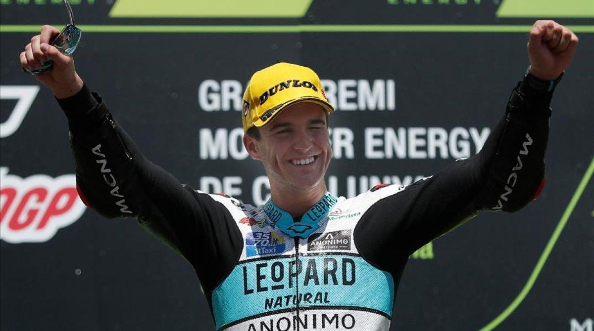 El andaluz Marcos Ramírez (Honda) celebra su primera victoria en el Mundial de Moto3, en el podio de Montmeló. El andaluz Marcos Ramírez (Honda) celebra su primera victoria en el Mundial de Moto3, en el podio de Montmeló.