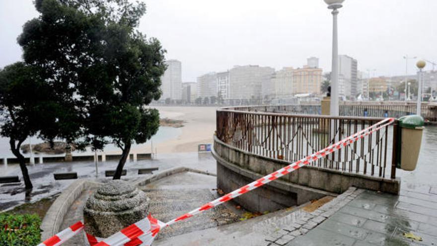 El paseo marítimo -a la altura de As Esclavas-, ayer, acordonado por el temporal. / Víctor Echave