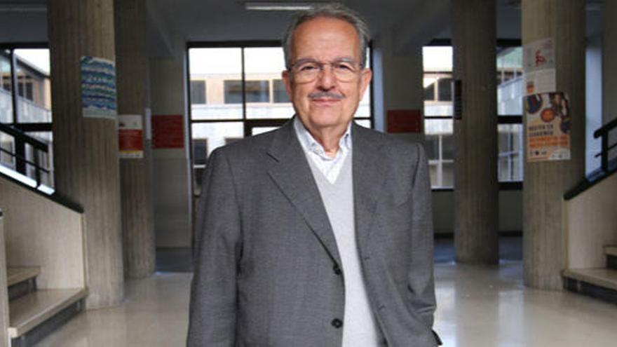 Juan Ramón Cuadrado, en los pasillos de la Facultad de Económicas de Oviedo.