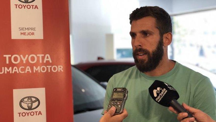 Adri Fuentes en la rueda de presentación con el CB Marbella.