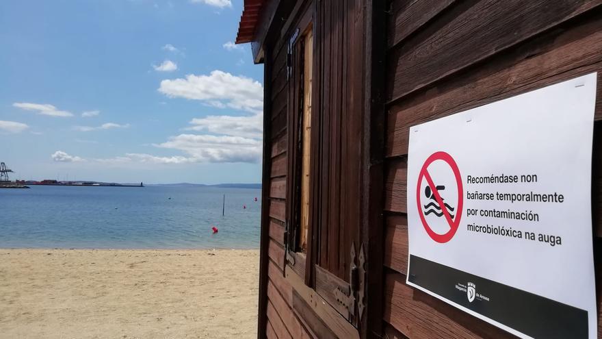 Desaconsejan el baño en la playa Compostela por contaminación en el agua