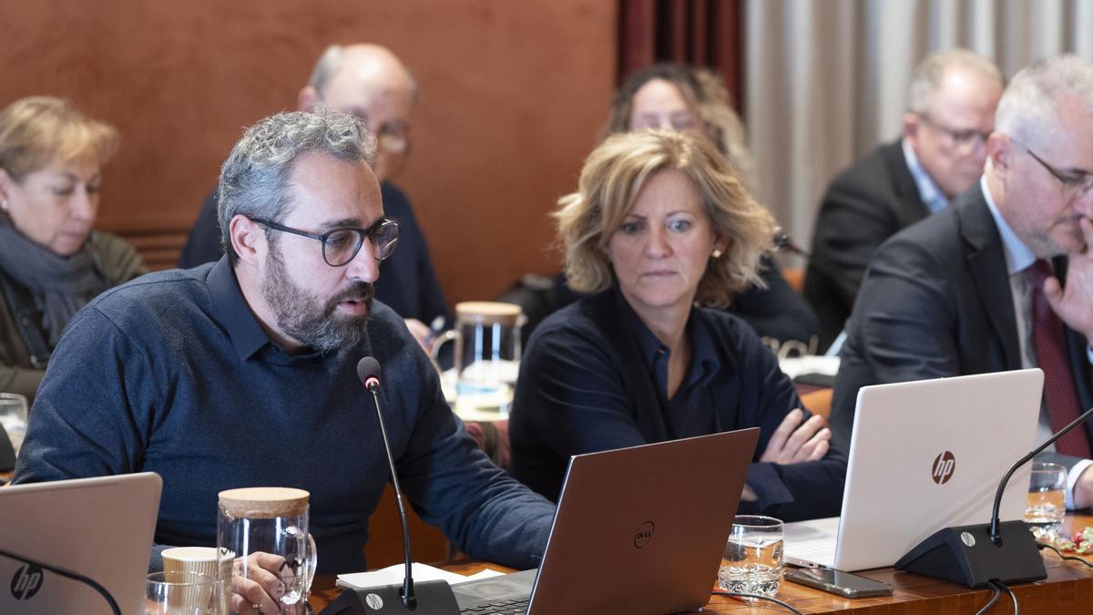 Ramon Bacardit i  Mònica de Llorens, regidors de Junts Manresa, en un ple municipal