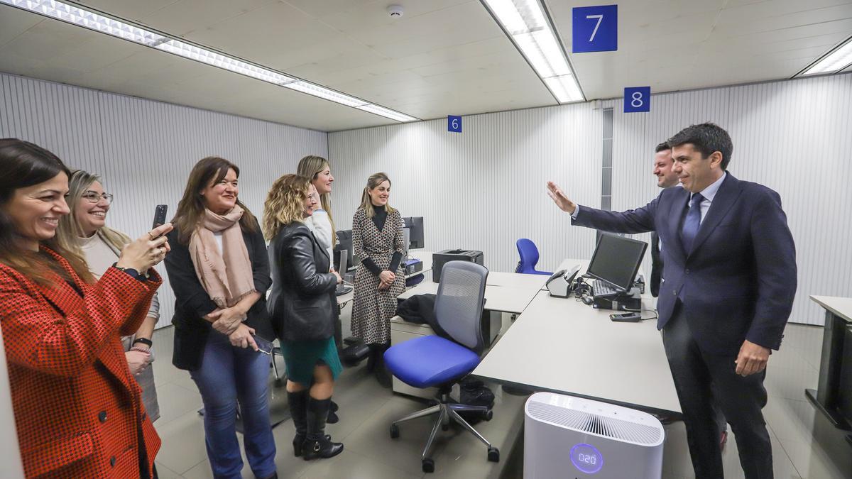 El presidente de la Diputación, Carlos Mazón, saluda a las empleadas de la oficina de Suma en Carrús.